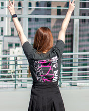 Afbeelding in Gallery-weergave laden, Fems T-shirt met Roze achterkant
